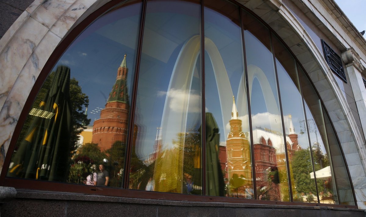 Kremli müürid ja tornid peegelduvad McDonald’si toidukohas, mis mullu pärast sanitaarkontrolli ajutiseks suleti.