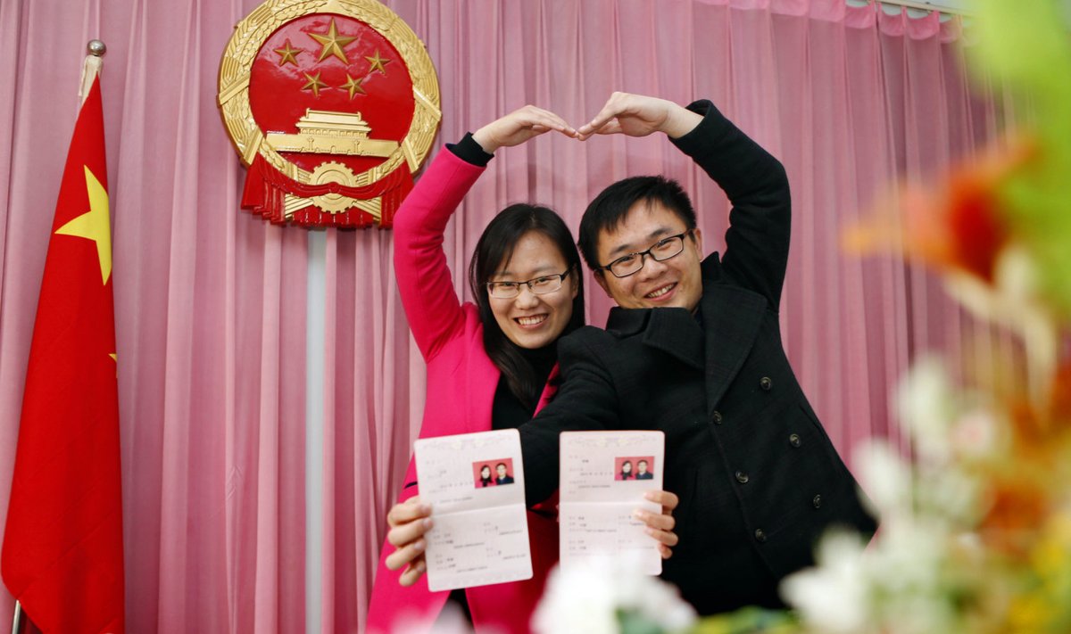 Õnnelik värske abielupaaar Hiinas: illustreeriva tähendusega pilt (Foto: ddp USA)