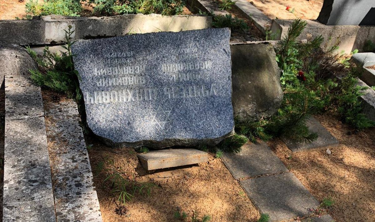 Rahumäe Juudi Kalmistul ümber tõugatud hauakivi