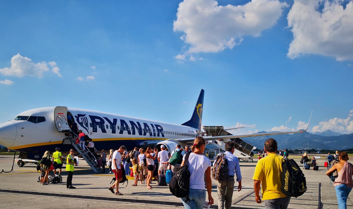ÜKS ÜHENDUSI NAKKUSKOLDEGA: Ryainairi lennuk Itaalias Bergamo lennujaamas.