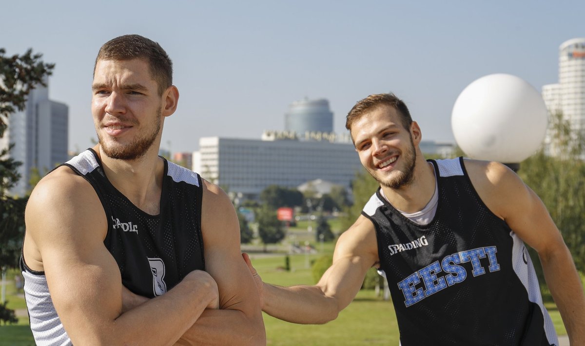 Indrek Kajupank (vasakul) ja Martin Paasoja mängivad rahvuskoondises korvpalli. Nende emad Merle Lindmets ja Ülle Paasoja mängisid käsipalli.