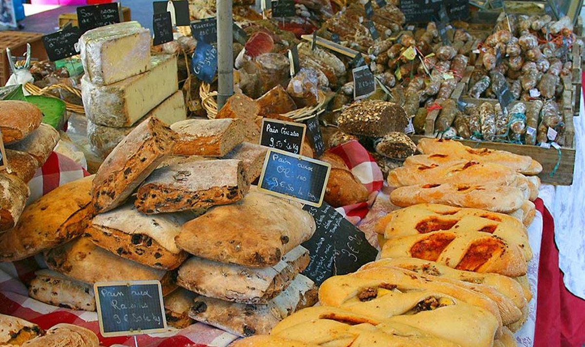 Õhulised: muuhulgas tüümiani ja basiilikut sisaldav ürdisegu Herbes de Provence leiab soolaste toitude kõrval tee aeg-ajalt ka kookidesse.
