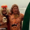 REUTERSI VIDEO: Kohmakad Halloweeni-kostüümides surfarid üritasid nalja teha ja mitte ära uppuda