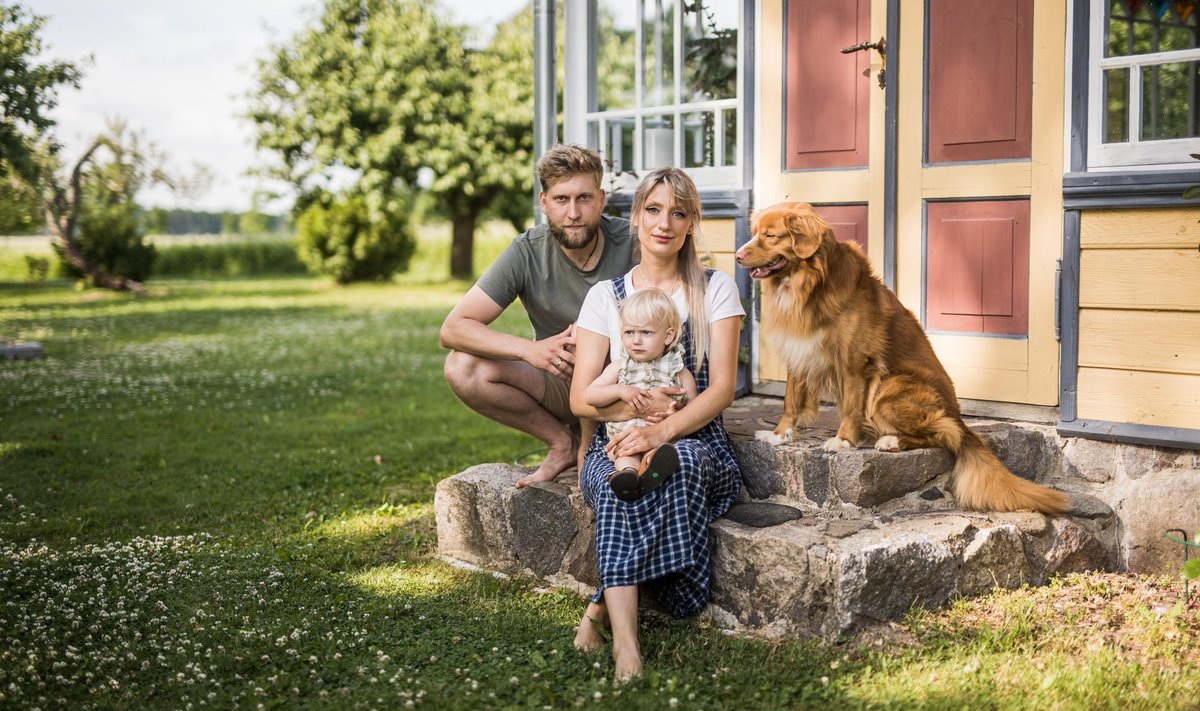 Raaga talu uusasukad – Asso Kesaväli, Helen Marts-Kesaväli ja Leen, nendega elab talus veel kaks koera ja kassi.