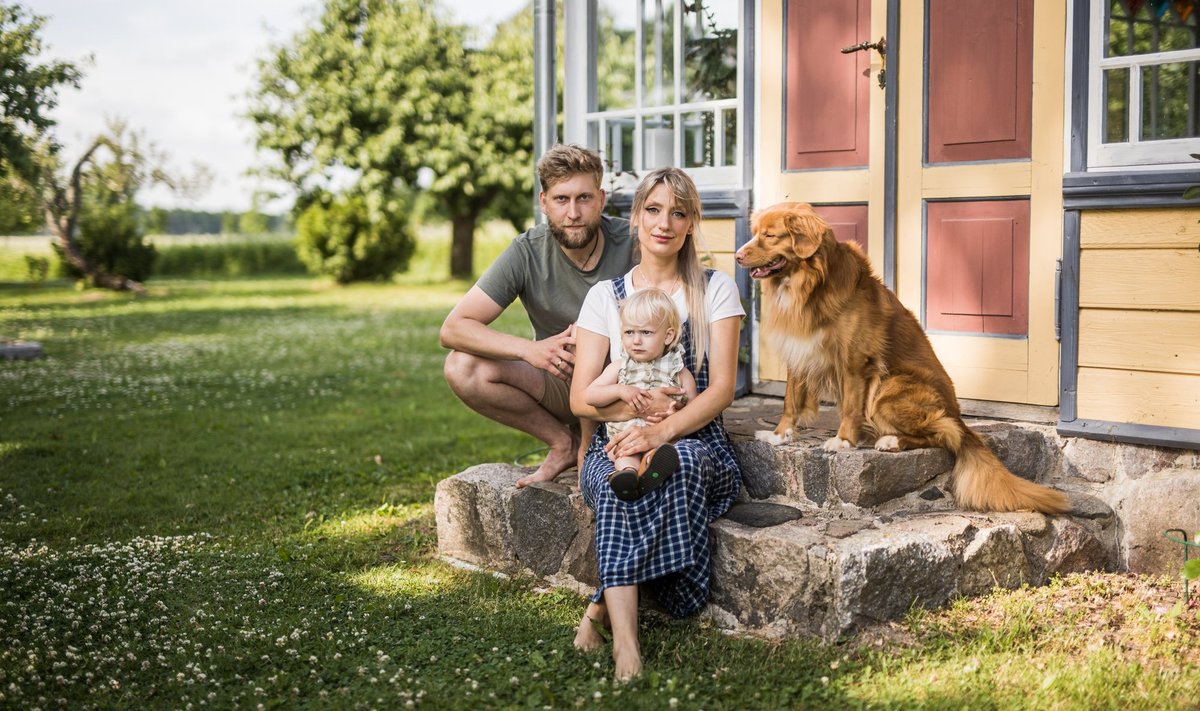 Raaga talu uusasukad – Asso Kesaväli, Helen Marts-Kesaväli ja Leen, nendega elab talus veel kaks koera ja kassi. 