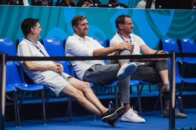Dirk Nowitzki (keskel) nautis mängu. 