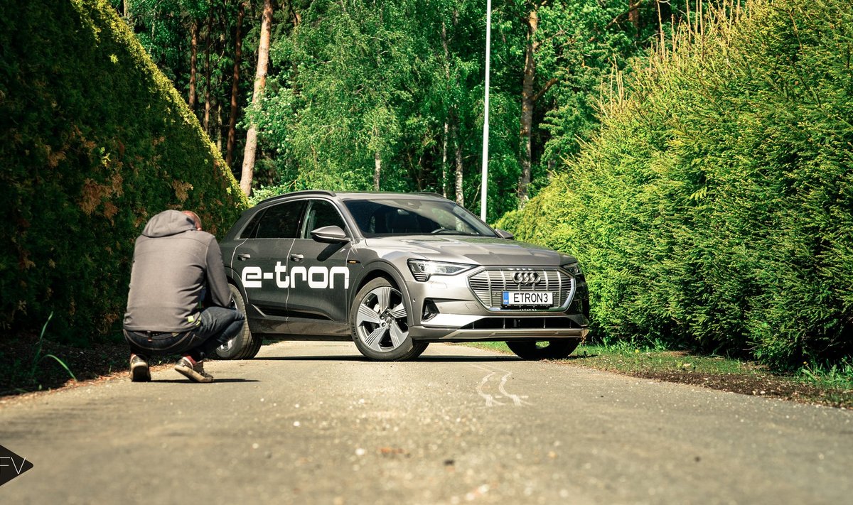 e-tron on esimene elektriauto, mida saab laadida mõlemast küljest. Vali, kas sulle meeldib rohkem vasak või parem laadimisava.