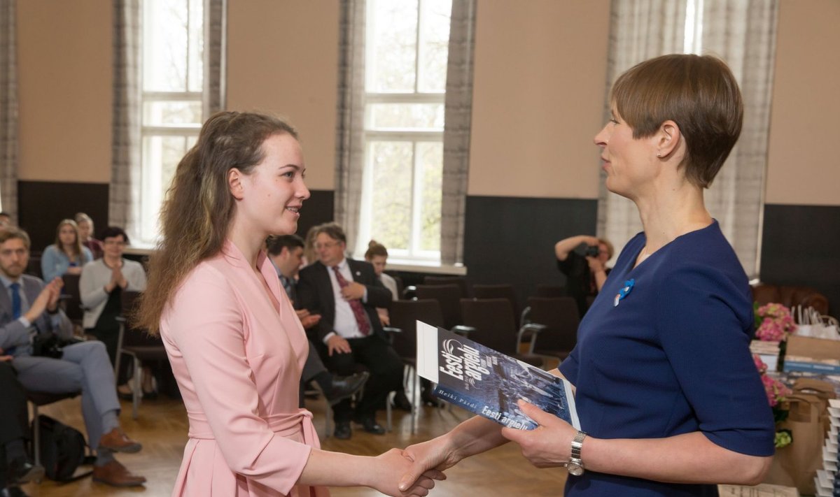 Tunnustus tehtud töö eest – president Kersti Kaljulaid surub kätt Valjala põhikooli õpilasel Eeva Helga Kupitsal.