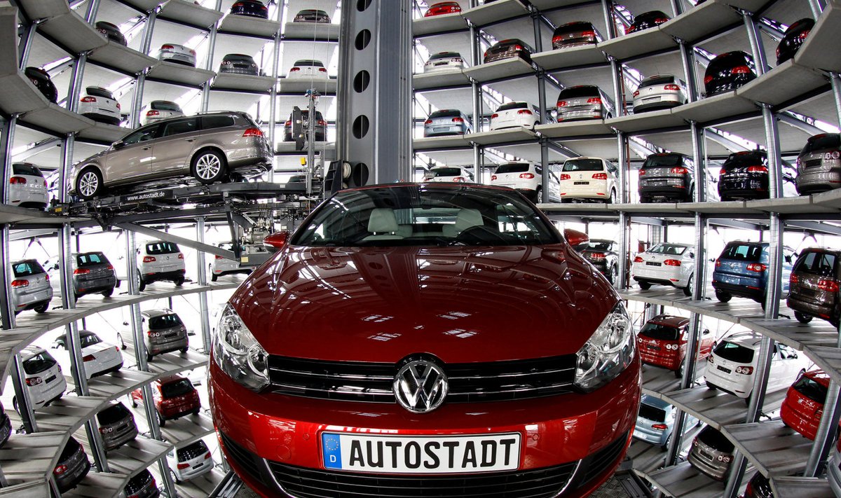 Uued Volkswagenid Wolfsburgi tehase tarneliftis.