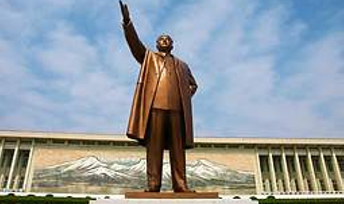 Mansudae monument: Kõigil Põhja-Koreasse saabujail on soovitatav viia Kim Il Sungile lillekimp ja sügavalt kummardada. Janika Vaikjärv