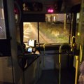 ФОТО: Водитель столичного автобуса 13 продолжает незаконно перекрывать переднюю дверь