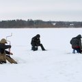 Спасатели прогнали со льда озера Маарду 12 рыбаков