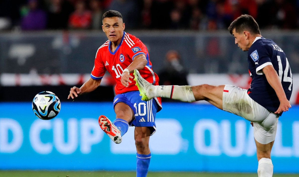 Alexis Sanchez (vasakul)