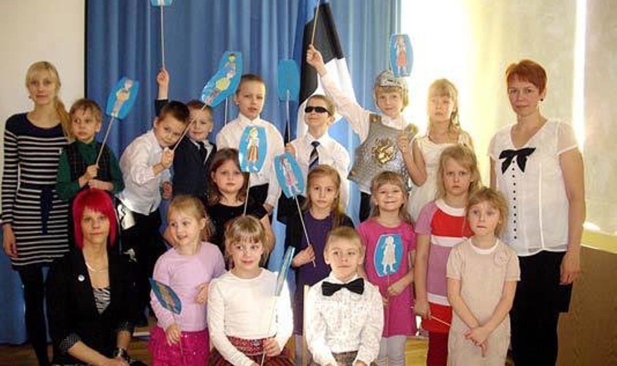 Sel aastal korraldasid Eestimaa sünnipäeva Midrikiisud. Paraadil sammusid lapsed isemeisterdatud rahvusliku sümboolikaga