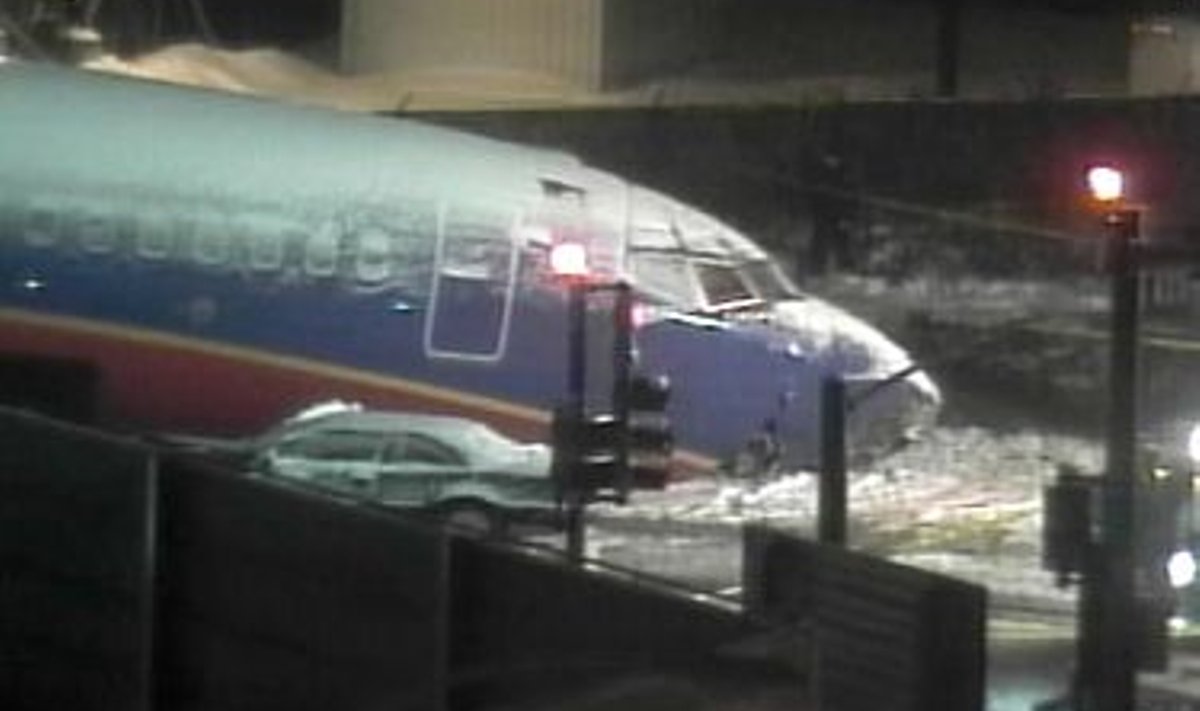 Maandumisrajalt autoteele sattunud Boeing 737 Chicagos