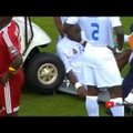 VIDEO: MIDA VEEL: Aafrika karikal sõitis meditsiiniauto mängijale platsil otsa