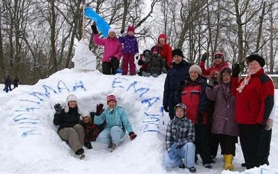 Midrimaalased on oma lumelinnal heisanud lipu. Foto: Luunja Kultuuri- ja Vabaajakeskus