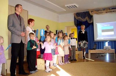 Pidulikul sünnipäevapeol tervitas väikseid Eesti Vabariigi kodanikke Luunja vallavanem Aare Anderson
