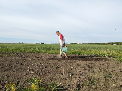 Vabakutseline fotograaf Said Urtabajev tassib tuhkkuivale põllule vett. Ikka kaks kannu korraga ja aegluubis edasi.