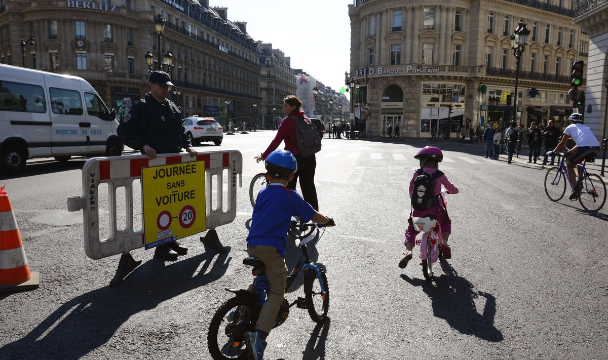 Jalgratturid Pariisis. 27. septembril katsetasid pariislased kesklinnas autovaba päevaga ning täheldasid 40% puhtamat õhku.
