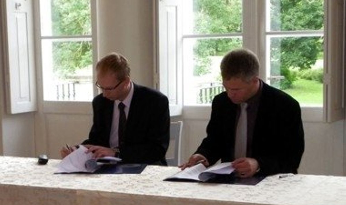Marko Matsalu (paremal) ja Andres Aavik allkirjastasid Saku lõunaosa torustike ehitustööde lepingu 8. septembril Saku mõisas. Skanska teeb töid ka Pensu piirkonnas.