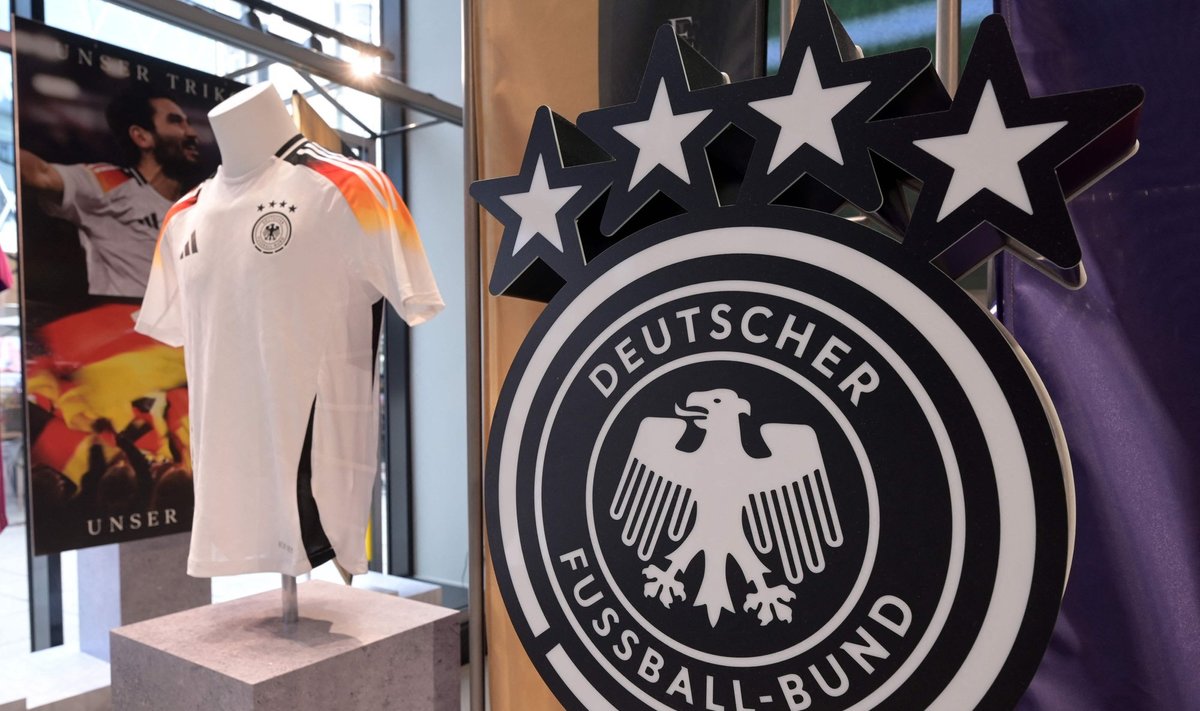 Neljakordne jalgpalli maailmameister Saksamaa kannab praegu veel Adidase toodangut, kuid 2027. aastal tõmmatakse selga Nike särgid.