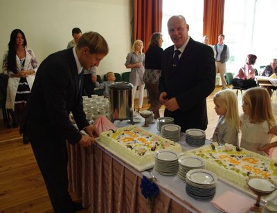 Võru maavanem Andres Kõiv ja vallavanem Urmas Peegel Misso valla 19. aastapäeva torti lahti lõikamas