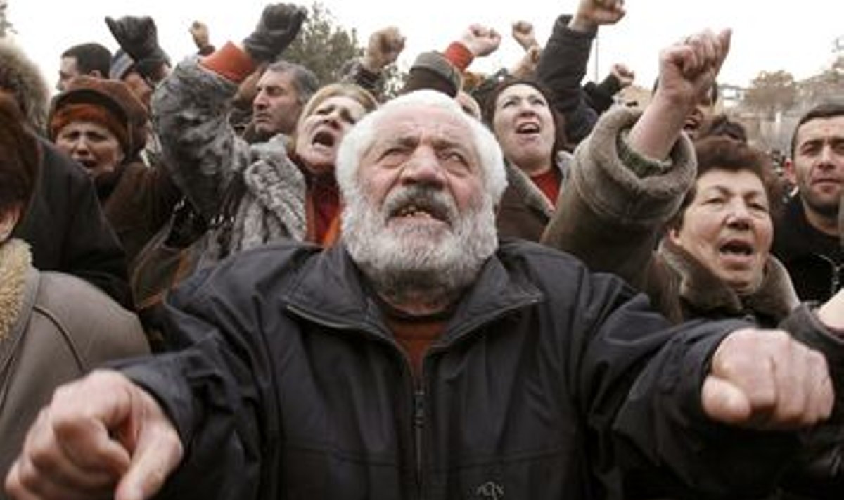 Jerevani elanikud presidendivalimiste tulemuste vastu protestimas.