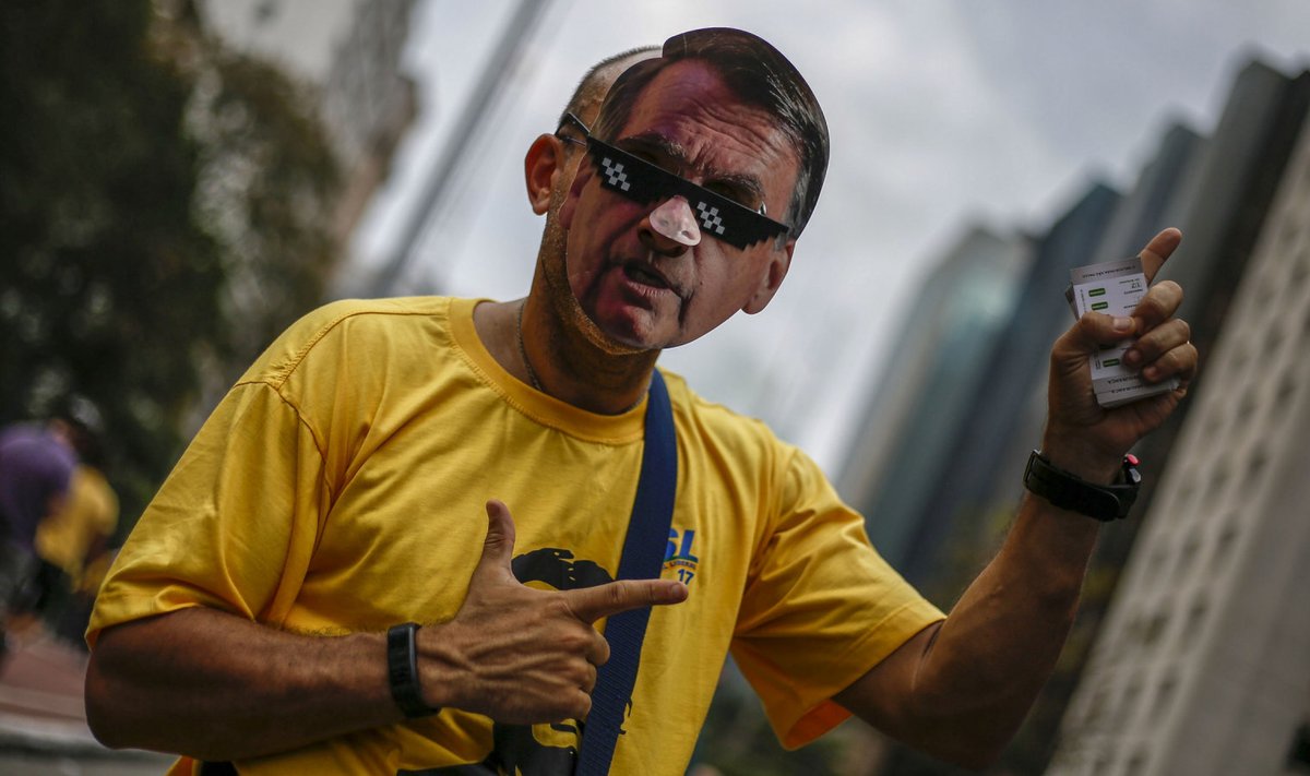 Bolsonaro-vastane Brasiilias, kandma presidendikandidaadi näoga maski (Foto: AFP)