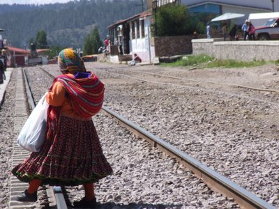 UHKUS: Kirjuis seelikuis Tarahumara naised keeravad pildistajaleselja. Alles siis kui sooritad ostu, on nad nõus kaamerasse vaatama.