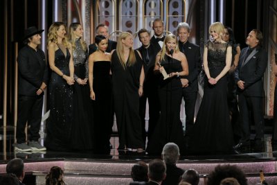 HBO minisari "Big Little Lies" sai neli Kuldgloobust, tänukõnet peab täitevprodutsent ja üks peaosatäitja Reese Witherspoon, taustal sarja tegijad ja näitlejad (Foto: AP)