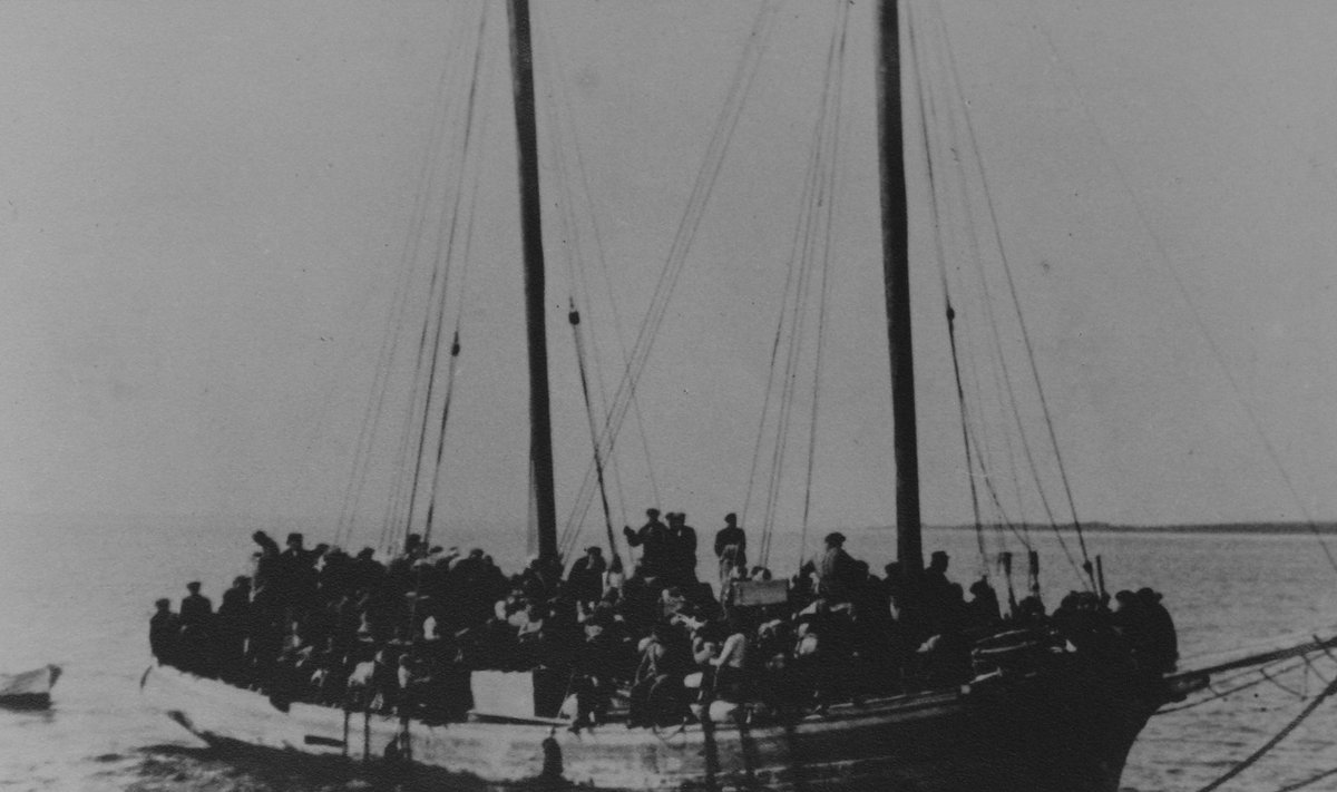 Põgenejaid kimbutasid merehaigus, torm ja vaenlase lennukid.