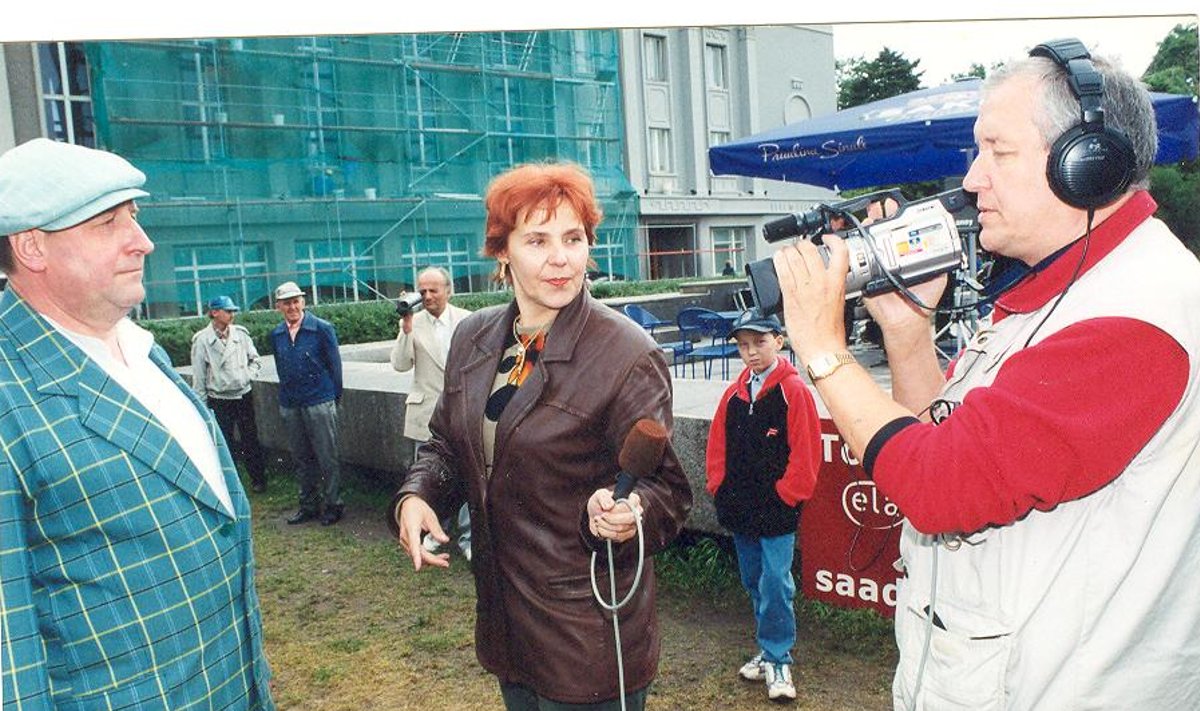 On aasta 2000. Pärnu mees Jüri Vaikjärv (vasakul) hakkab oma Ford T-ga Pariisi sõitma. Küsitleb Ester Vilgats.