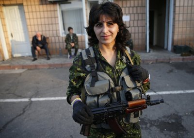На фото: Стелла, воюющая в рядах украинской армии, в городе Счастье Луганской области.