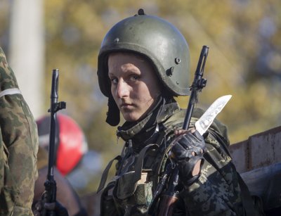 На фото: женщина, воюющая на стороне пророссийских ополченцев, перед боем с украинским силовиками рядом с аэропортом Донецка.