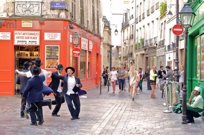Mehed Pariisi tänaval tantsimas