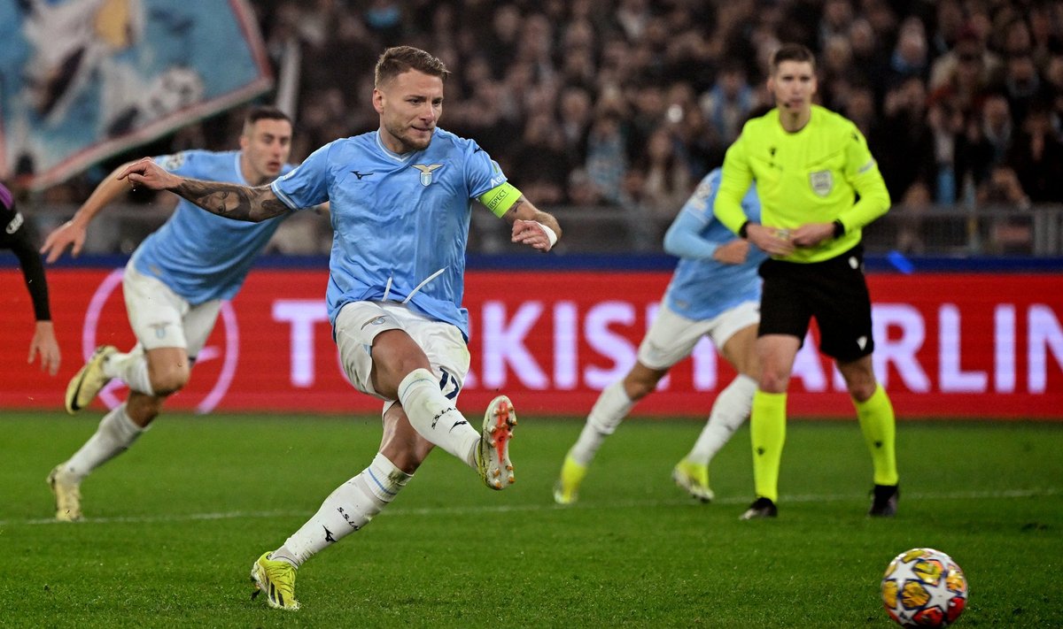 Lazio ründaja  Ciro Immobile realiseerib penalti