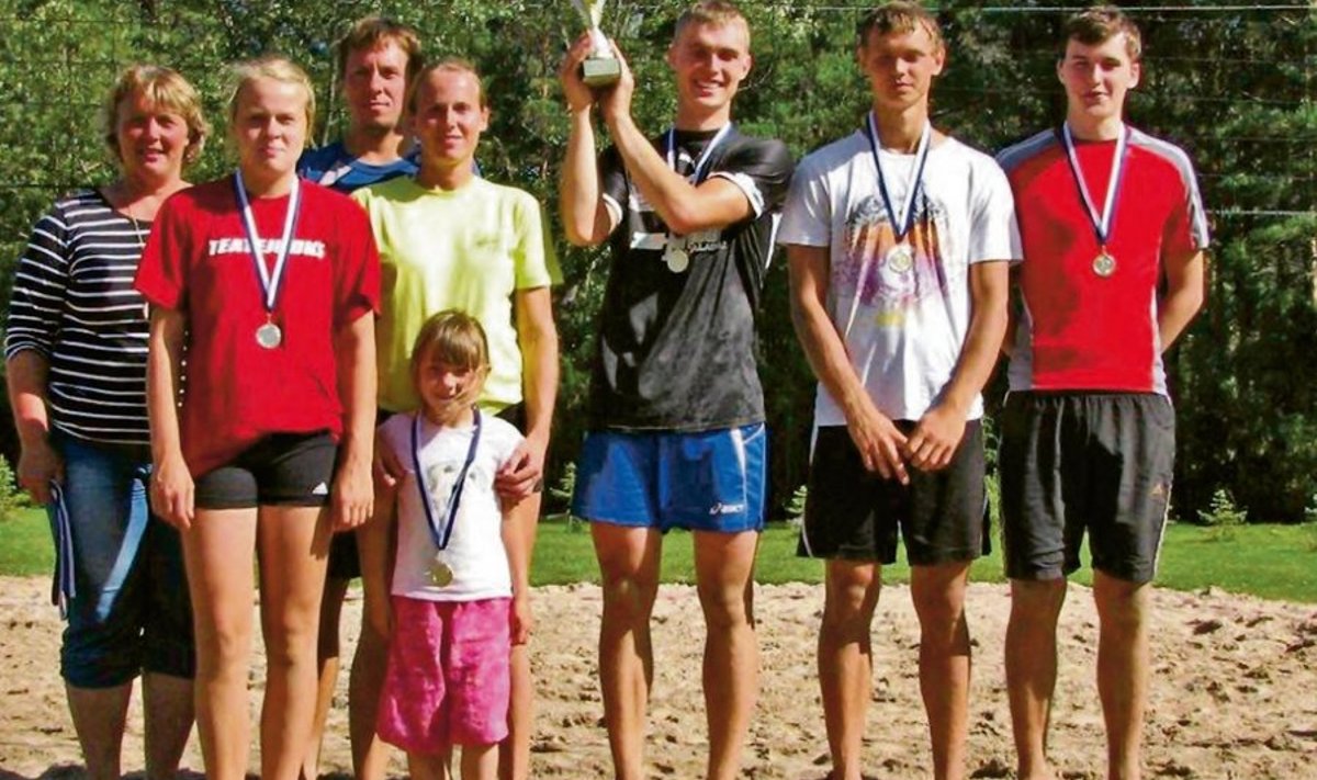 VÕITJAD NASVALT: Vasakult Kai Vahter, Gerli Gull, Rauno Gull, Kristel Gull. Võidukarikat hoiab Villu Vahter, tema kõrval Juhan Vahter ja Martin Tamm. Foto: Rein Orn