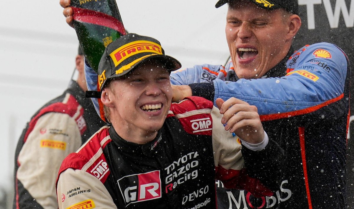 Ekstšempion Ott Tänak (paremal) ristib vastset meistrit Kalle Rovanperät.