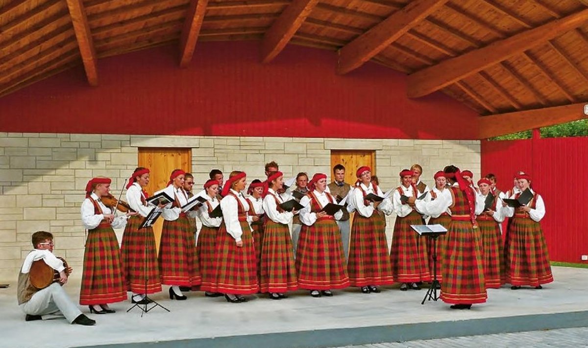 LAULUD KÕLASID: Läti noortekoor “Soare” laulmas uhiuue Laoküla laulukaare all. Foto: Rein Orn