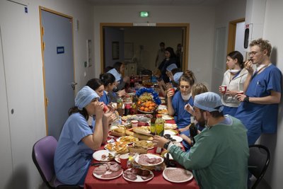 Koroonaosakonna õed-arstid kogunesid Marseille'is ühisele õhtusöögile, et ka haiglas jõulupühi tähistada