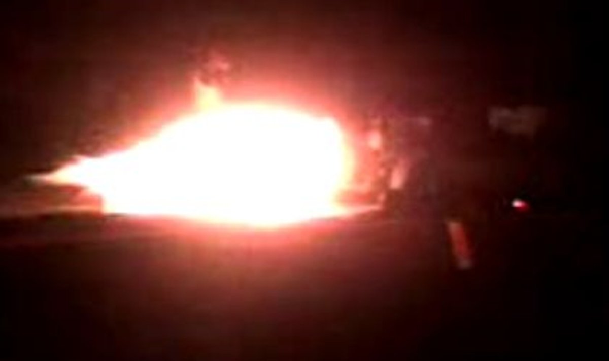 Reaktiivmootoriga kiirendusauto tulelõõm mulluse Leedu ürituse öös