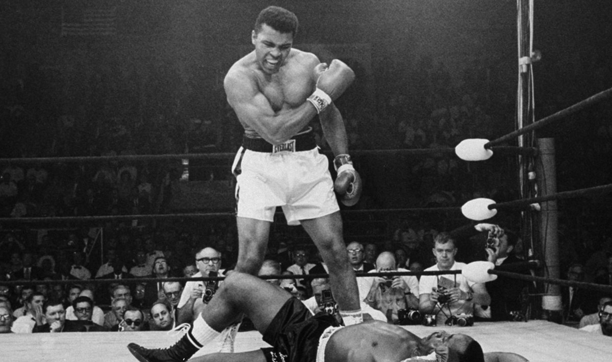 Muhammad Ali alistas 1965. aastal Sonny Listoni esimese raundi nokaudiga. Foto sellest hetkest on spordimaailma üks legendaarsemaid. Väidetavalt kaotas Liston selle matši aga meelega.