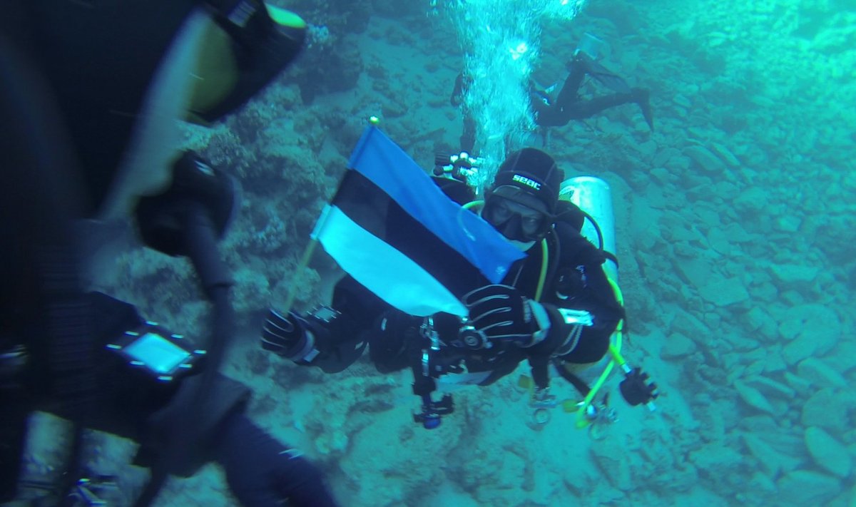 Sukeldujad viisid Eesti lipu 100 meetri sügavusele