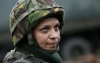На фото: Надя, воюющая в рядах украинской армии, в военном лагере в деревне Луганское Донецкой области.