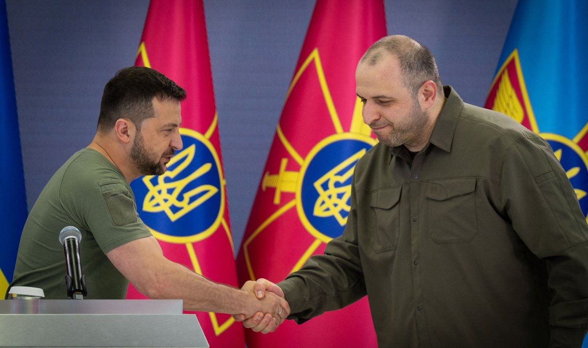 KÕRGED OOTUSED: Volodõmõr Zelenskõi surub kätt värskel kaitseministril Rustem Umerovil.