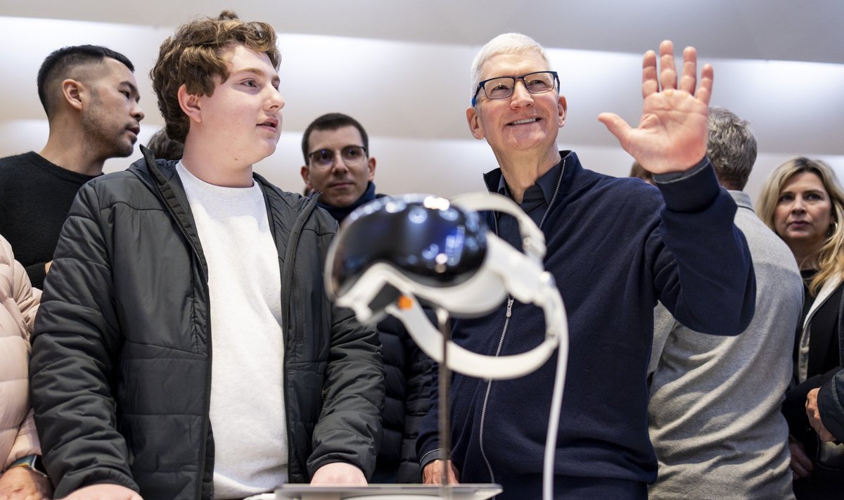 Hoolimata sellest, et Berkshire Hathaway müüs ligi kahe miljardi dollari eest Apple’i aktsiaid, on õunafirma jätkuvalt investeerimisfirma kõige suurem positsioon ning seda pika puuga. Pildil Apple’i juht Tim Cook (paremal) Apple Vision Pro nutiprillide tutvustusel.