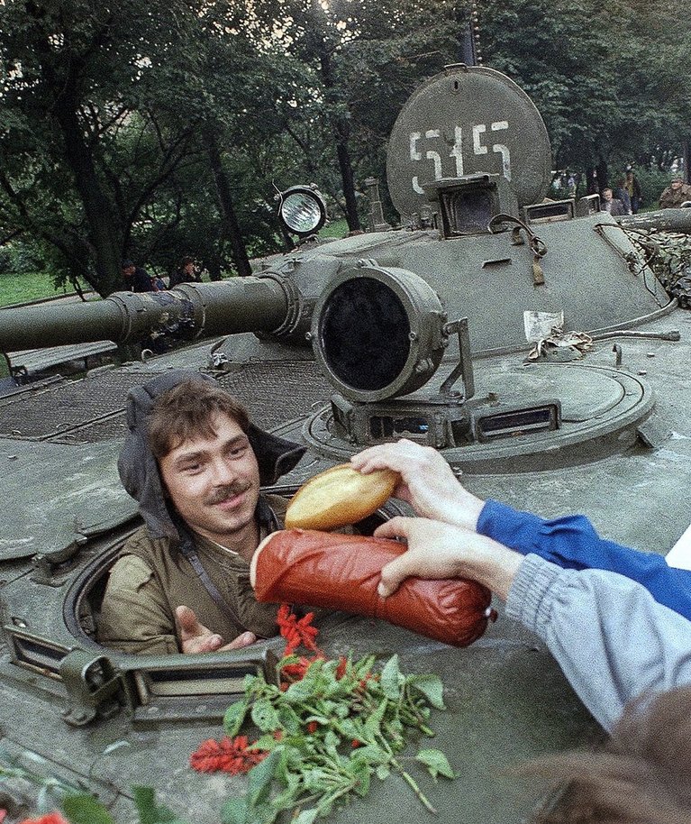 VÕTA PAREM SÜÜA: Lahked moskvalased pakuvad tankistile keeduvorsti ja saia. Pole ime, et riigipööre läbi ei läinud.