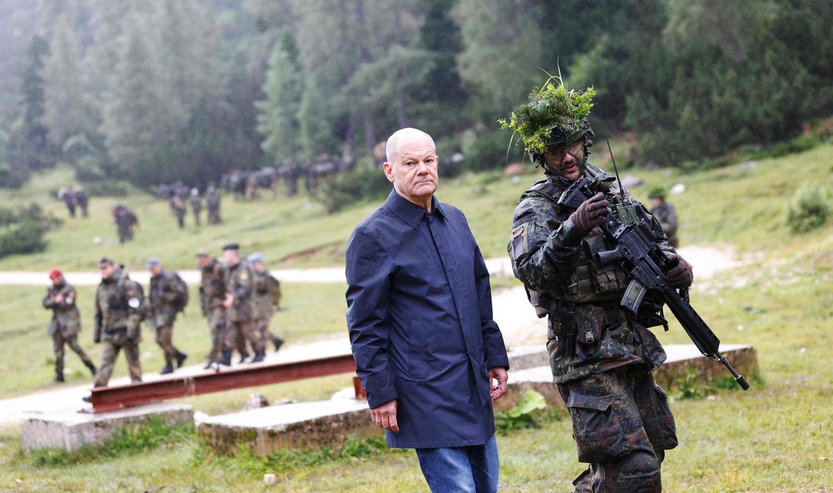 Olaf Scholz näitab end meeleldi koos relvakandjatega, kuid nõuab valitsuselt Ukrainale antava relvaabi vähendamist.