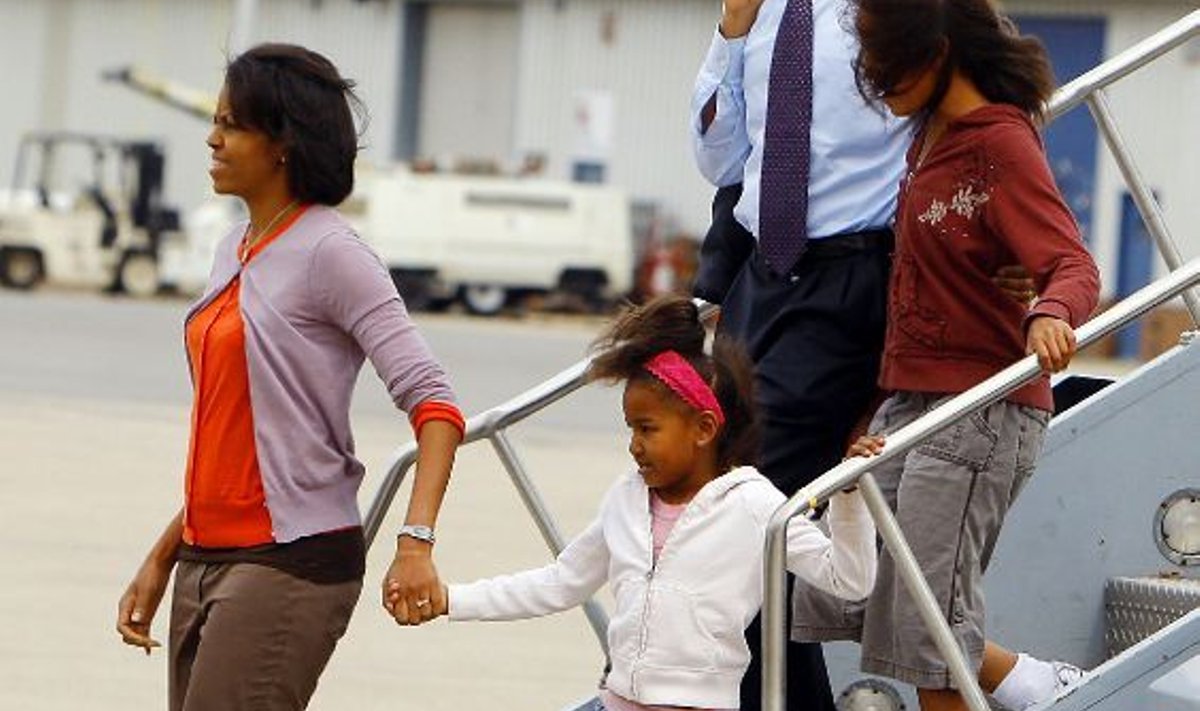 Perekond Obama väljub lennukist: Michelle ja Barack tütarde Malia ja Sachaga Indianapolise lennuväljal 2008.
